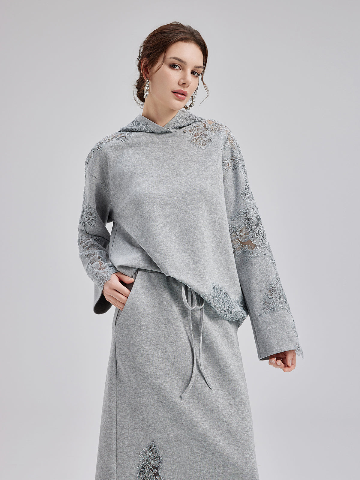 Lightweight garment with simple structure and relaxed silhouette