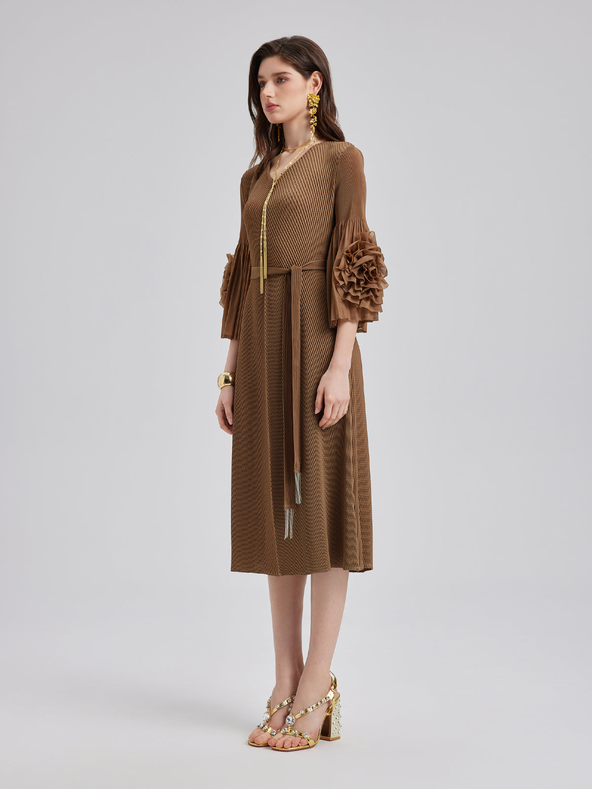 Lightweight garment with relaxed shape and simple structure