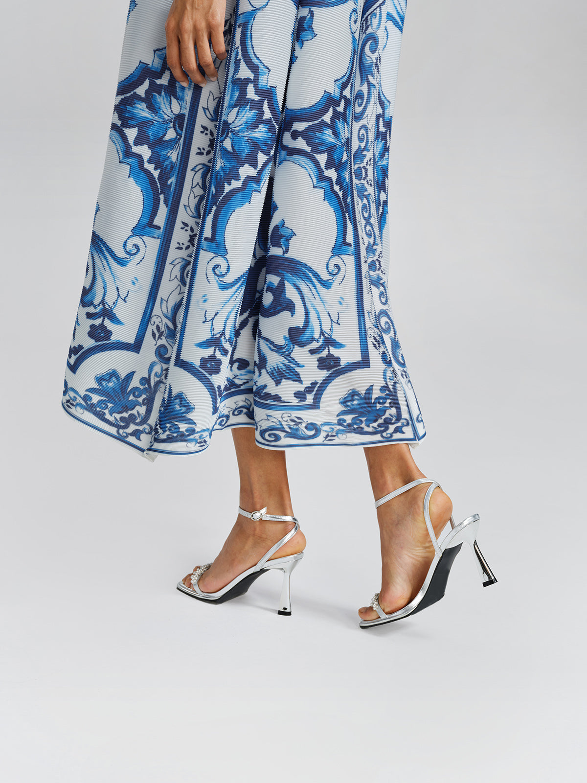 Porcelain-Inspired Pleated Pattern Maxi Dress