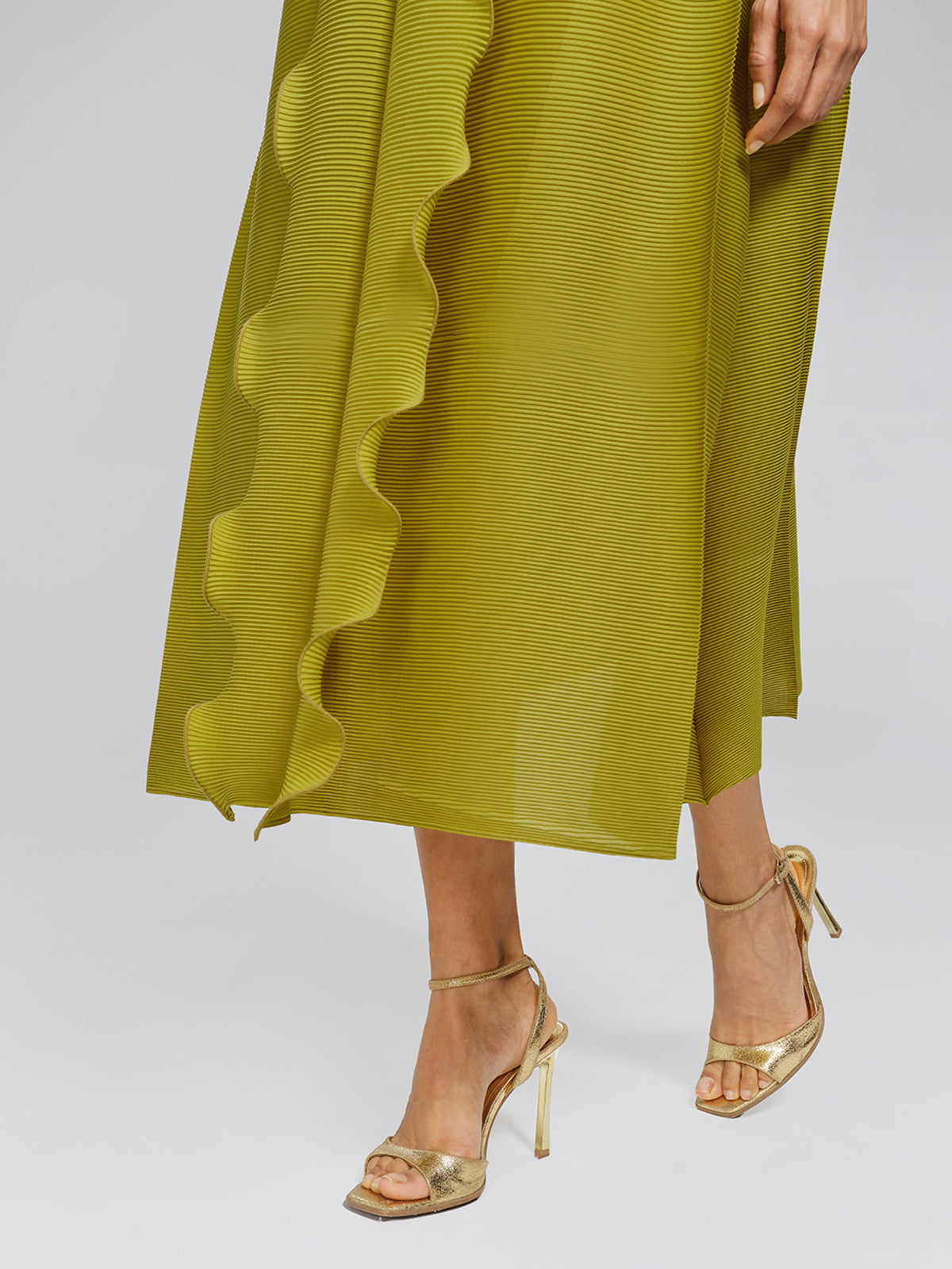 Ruffle Pleated Floral Brooch 3/4-Sleeve Gown