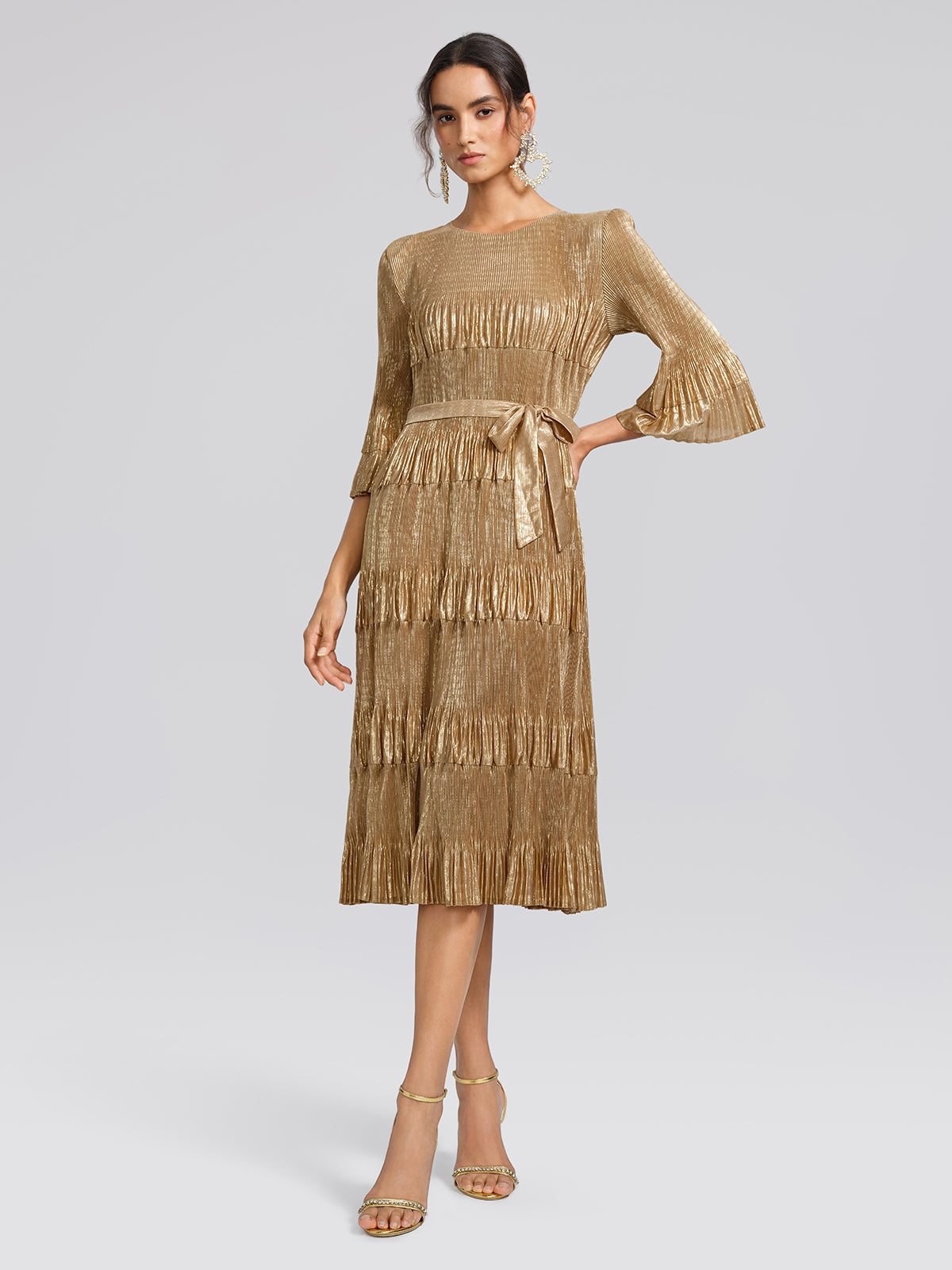فستان مطبوع بثنيات مطبوع بورق معدني قابل للتمدد بخصر عالٍ (ربطة خصر متضمنة)