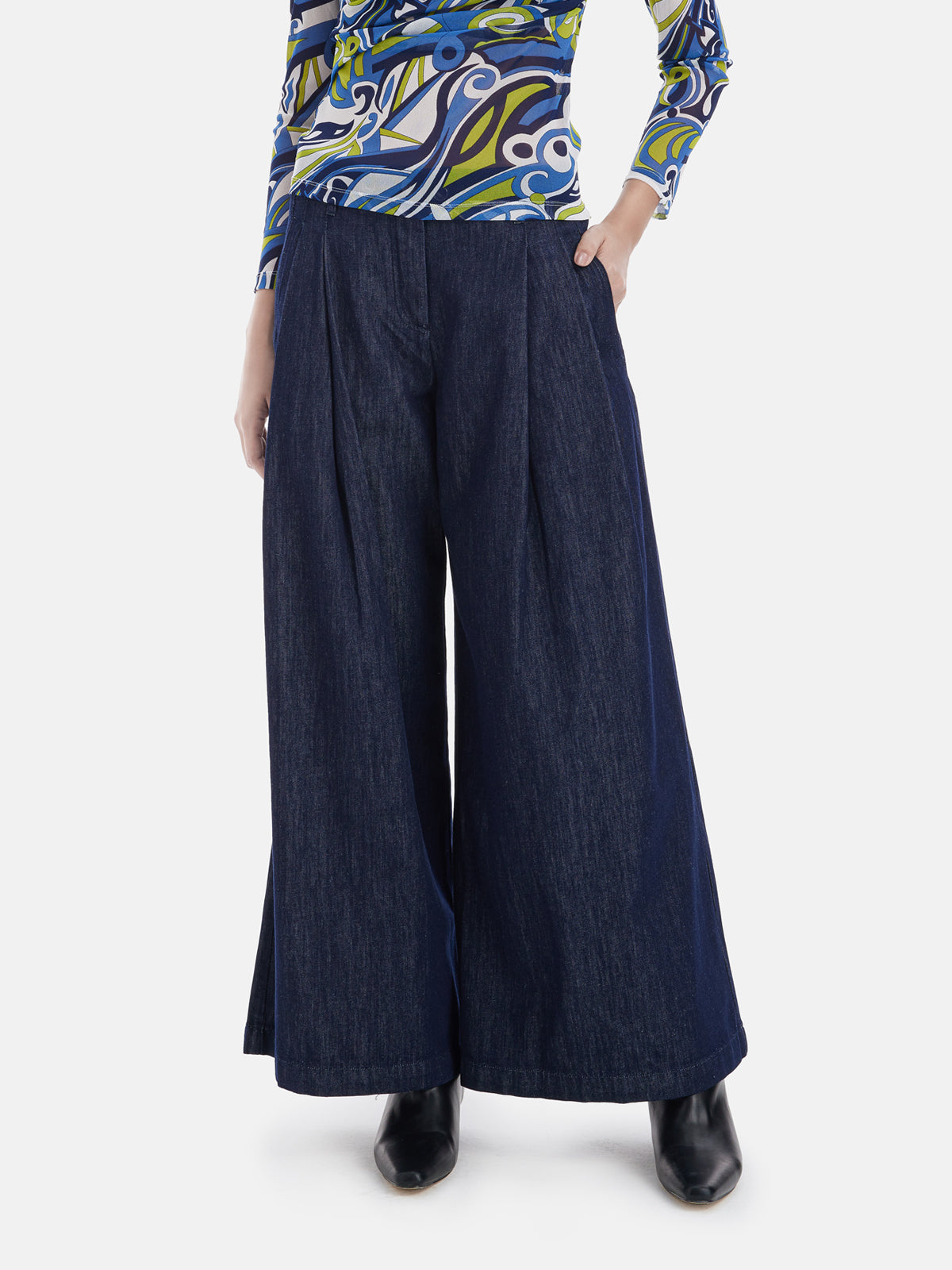 Relaxed Wide-Leg Jeans