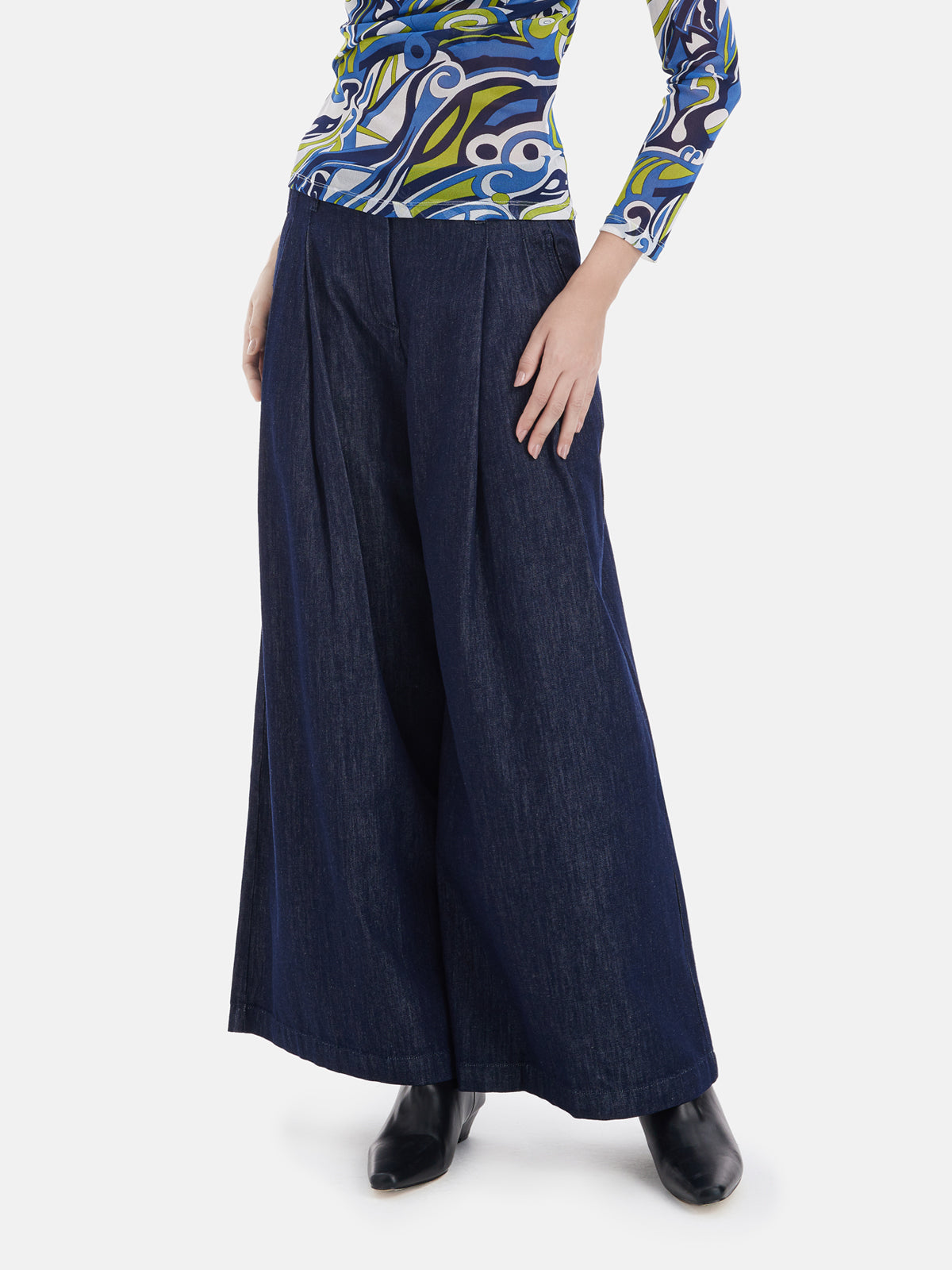 Relaxed Wide-Leg Jeans