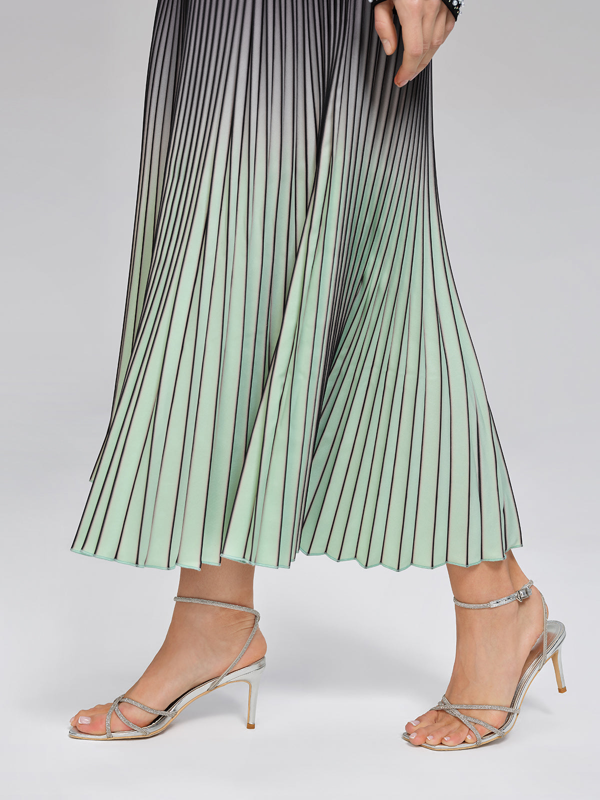 Gradient Sculpted Pleated Skirt