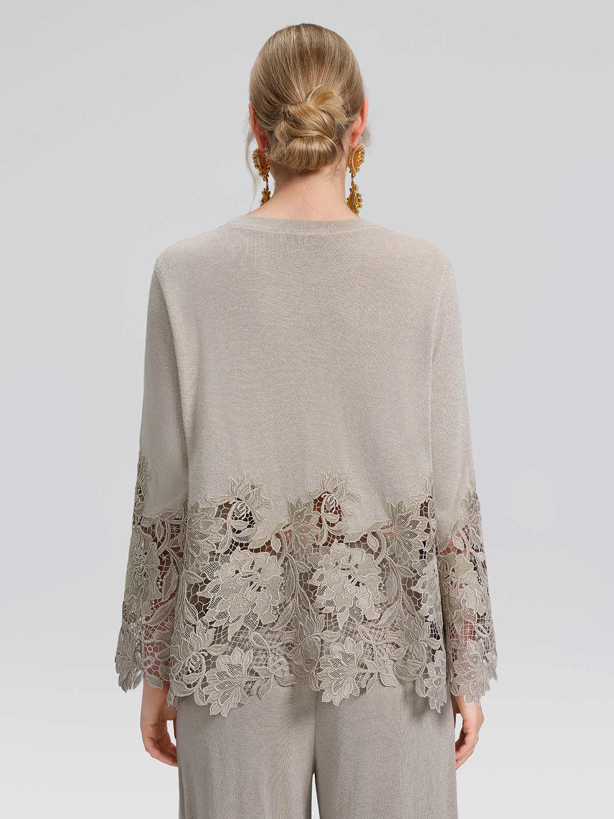 بلوزة صوفية معدنية محاكة بفتحات وتطريز دانتيل