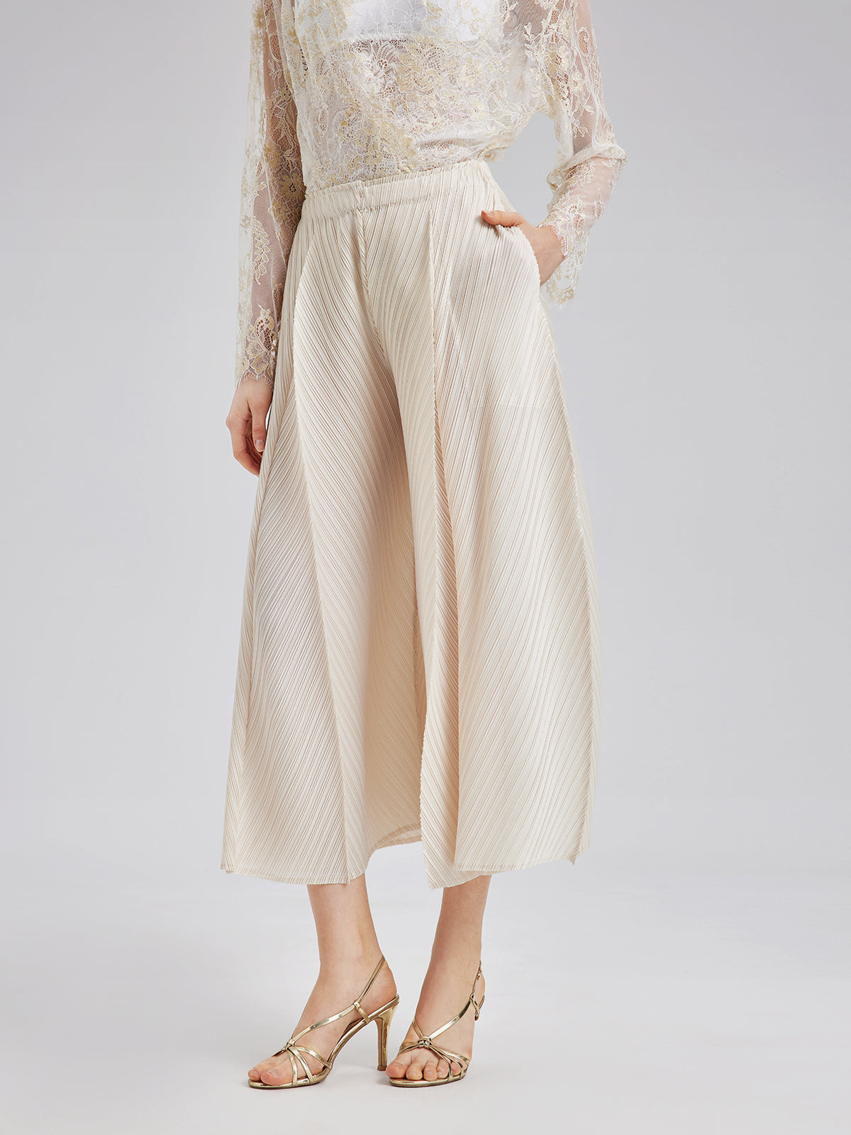 Sculpted Pleated Wide-Leg Pants