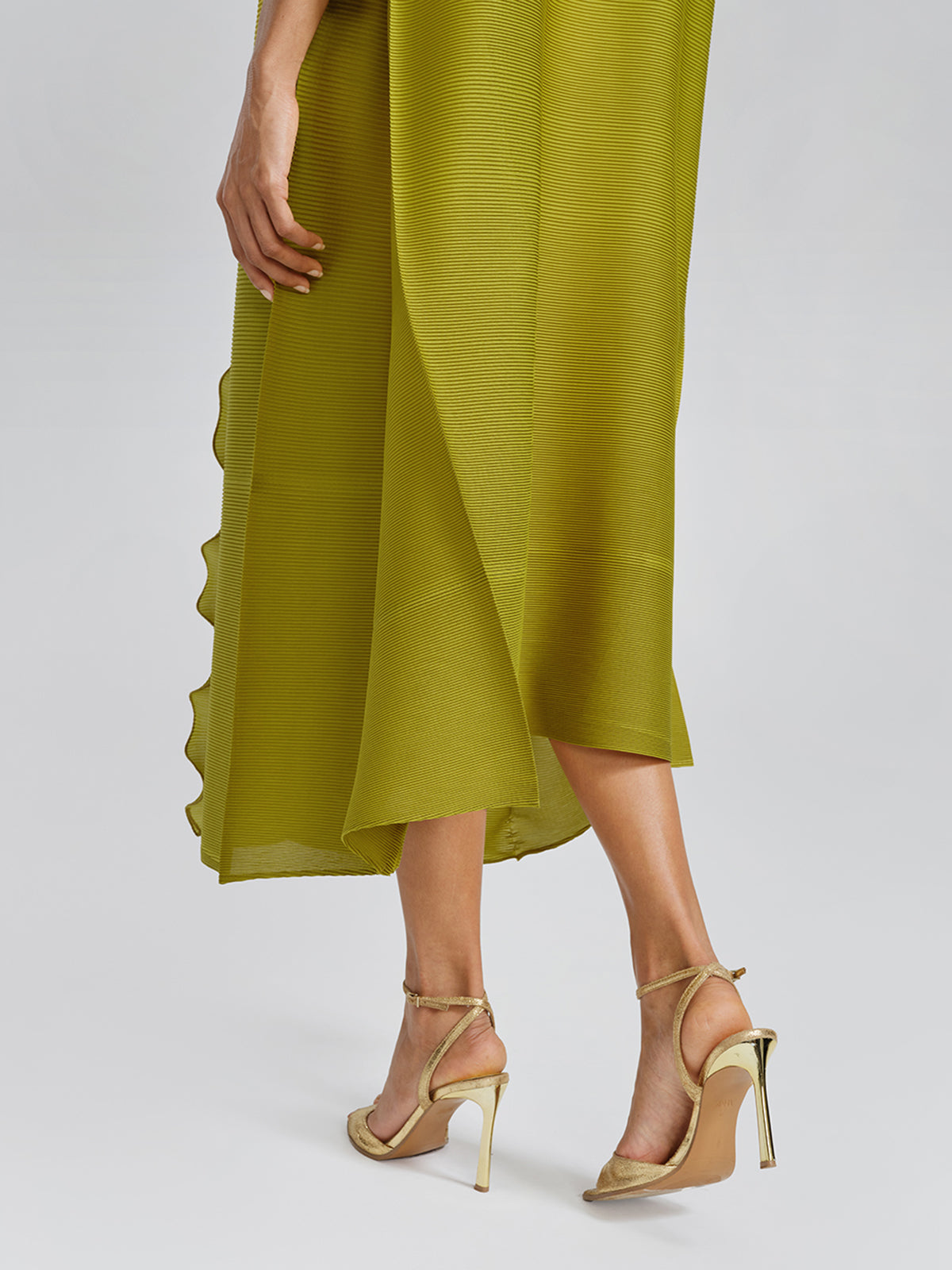 Ruffle Pleated Floral Brooch 3/4-Sleeve Gown